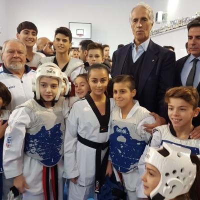 Malagò in Puglia: visita alla palestra di taekwondo di Mesagne